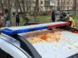 Житель Чернігова підпалив балкон своєї квартири та жбурляв помідори в авто поліцейських (фото)