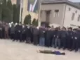 Кілька жінок у натовпі знепритомніли: У Чечні влада виставила на огляд тіло підлітка, який напав на поліцейських (фото)
