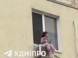 Бовтала ногами та розмахувала руками: У Дніпрі 5-річна дівчинка вилізла з вікна 8-го поверху на блок кондиціонера (відео)