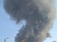 Сірий дим видно з різних районів: У Курську виникла масштабна пожежа на підшипниковому заводі (відео)