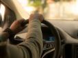Українським водіям нагадали про важливий документ, без якого не можна сідати за кермо під час закордонної подорожі
