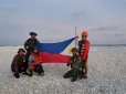 Ескалація наростає: Військові Філіппін розгорнули державний прапор на стратегічному рифі, де напередодні те саме здійснили китайські сили (фотофакти)