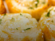 Як приготувати несолодкі кекси з часником і сиром