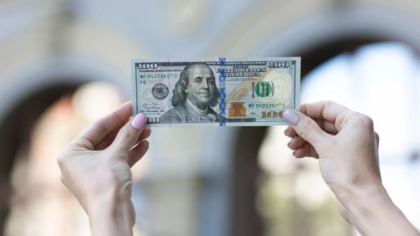 Бережіться! Як розпізнати фальшиві долари - ознаки підробки та де не варто купувати валюту