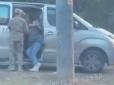 Жінка застрибнула прямо в бус: У ТЦК розповіли про сутичку в Одесі під час перевірки документів (відео)