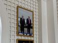 Навіть власна онучка опинилася нижче: Трамп повісив у Білому домі своє фото з Путіним
