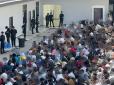 Розплата за страшні злочини була така ж: У Китаї стратили 11 організаторів скам-табoрів, де людей утримували як рабів