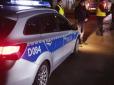 Хотіли поцупити кілька пачок чіпсів: У Варшаві пʼяні злодії побили в магазині касирок-українок
