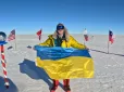 Російський триколор зняв: Латвійський альпініст в Антарктиці підняв прапор України (відео)