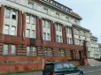 За викрадення людини та пограбування: У Празі перед судом постали четверо українців та чешка
